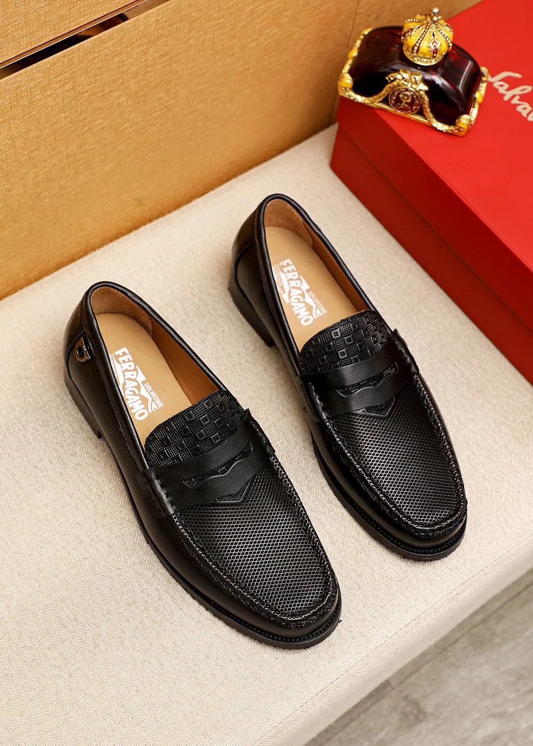Men's shoes 💰462 💐 Product trademark: Ferragamo "Ferragamo" casual leather shoes Regular size: 38-44 (45.46🉑️customized) Product materials: Selected imported first-layer calfskin embossed upper, imported water-dyed cowhide leather lining. Strong three-dimensional visual effect, combined outsole Color: 1⃣️color optional